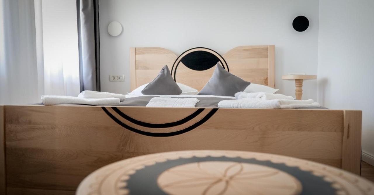 Conacul Olarilor Bed and Breakfast Baia de Fier Buitenkant foto