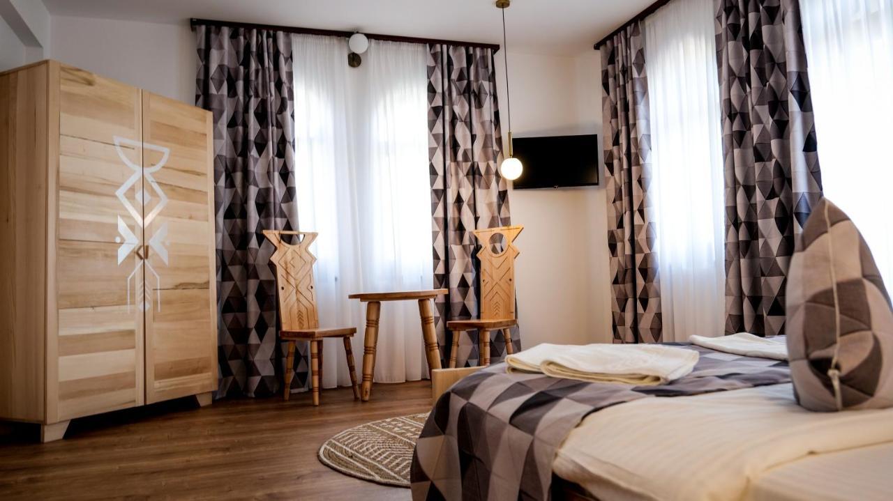 Conacul Olarilor Bed and Breakfast Baia de Fier Buitenkant foto