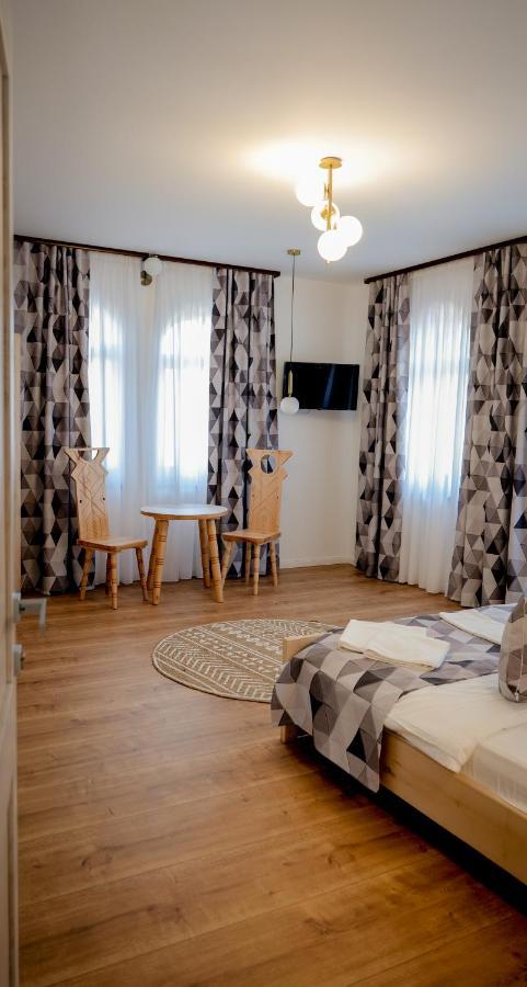 Conacul Olarilor Bed and Breakfast Baia de Fier Buitenkant foto