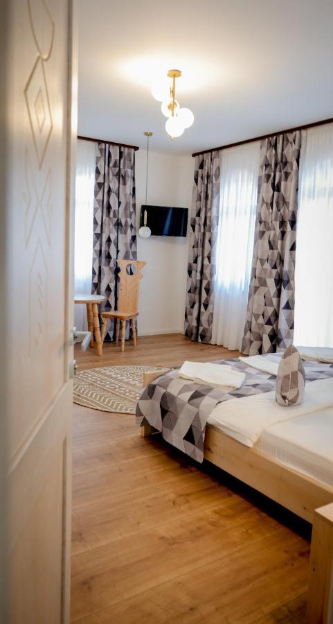Conacul Olarilor Bed and Breakfast Baia de Fier Buitenkant foto