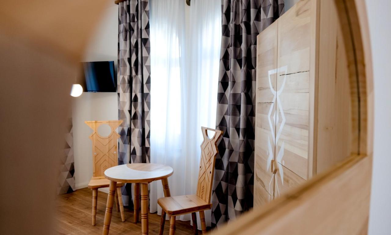 Conacul Olarilor Bed and Breakfast Baia de Fier Buitenkant foto