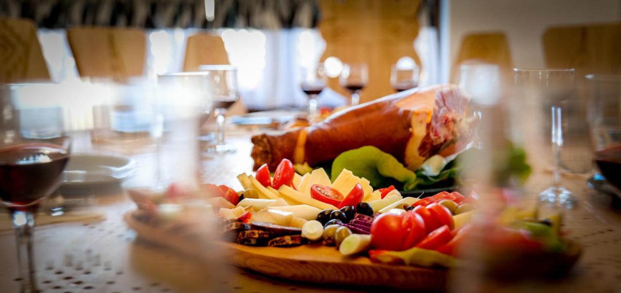 Conacul Olarilor Bed and Breakfast Baia de Fier Buitenkant foto