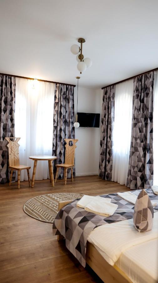 Conacul Olarilor Bed and Breakfast Baia de Fier Buitenkant foto
