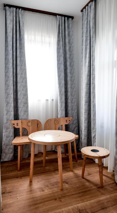 Conacul Olarilor Bed and Breakfast Baia de Fier Buitenkant foto
