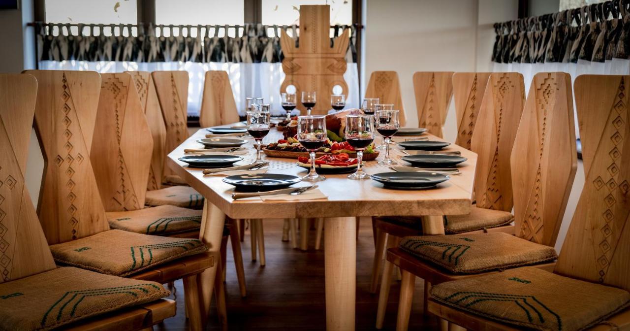 Conacul Olarilor Bed and Breakfast Baia de Fier Buitenkant foto