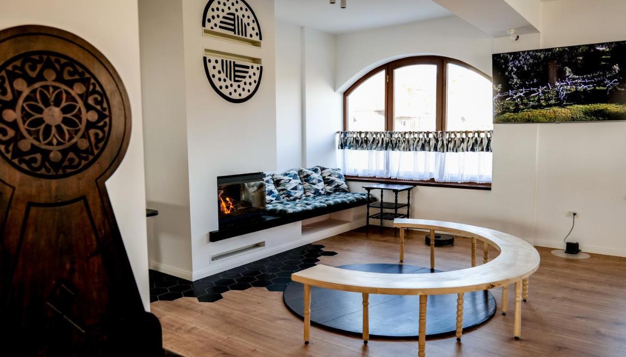 Conacul Olarilor Bed and Breakfast Baia de Fier Buitenkant foto