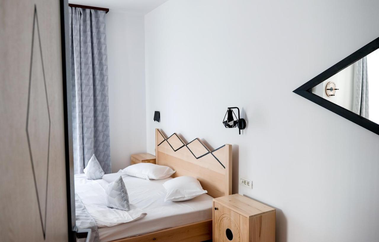 Conacul Olarilor Bed and Breakfast Baia de Fier Buitenkant foto