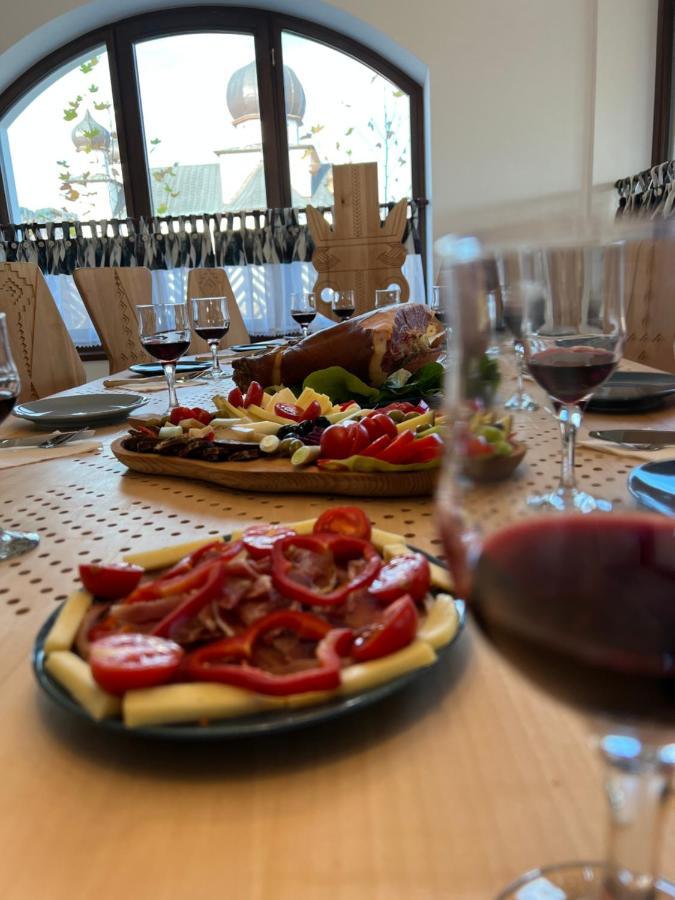 Conacul Olarilor Bed and Breakfast Baia de Fier Buitenkant foto